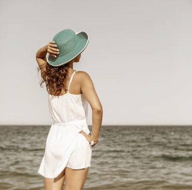 Kadın deniz kenarında rahatlatıcı.