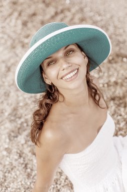 Kadın deniz kenarında rahatlatıcı.