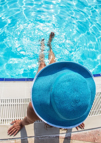 Donna seduta sul bordo della piscina . — Foto Stock