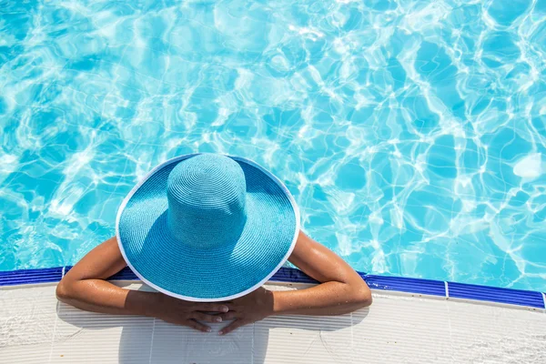 Kobieta w kapeluszu słońce w basenie. Widok z góry. — Zdjęcie stockowe