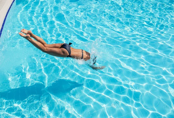 девушка прыгает в бассейн. Jump into the pool. девочка прыгает в бассейн. Into the swimming pool. Into the swimming pool.