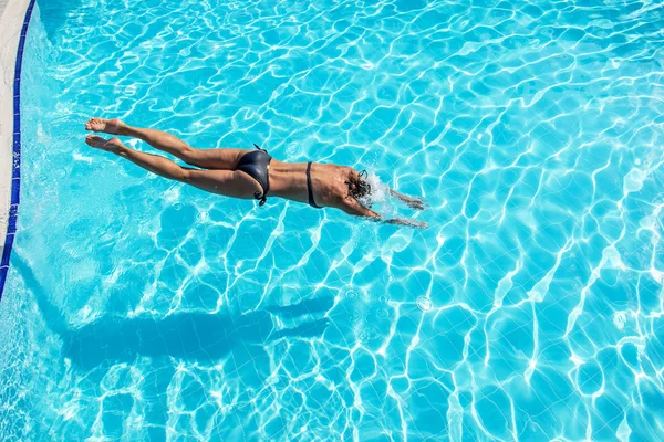 Mujer saltando a la piscina . — Foto de Stock