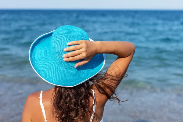 Kadın deniz kenarında rahatlatıcı. — Stok fotoğraf