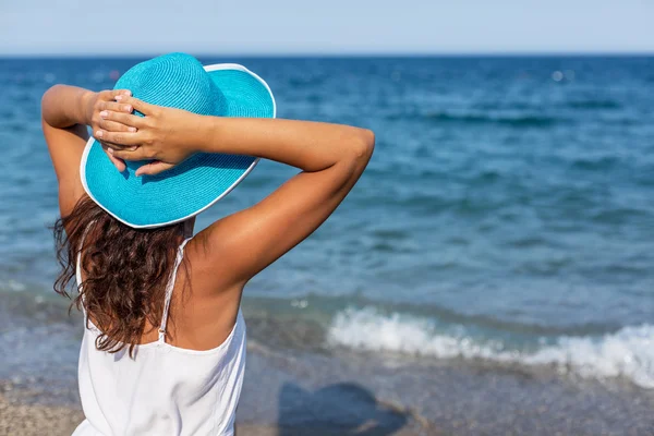 Frau entspannt sich am Meer. — Stockfoto