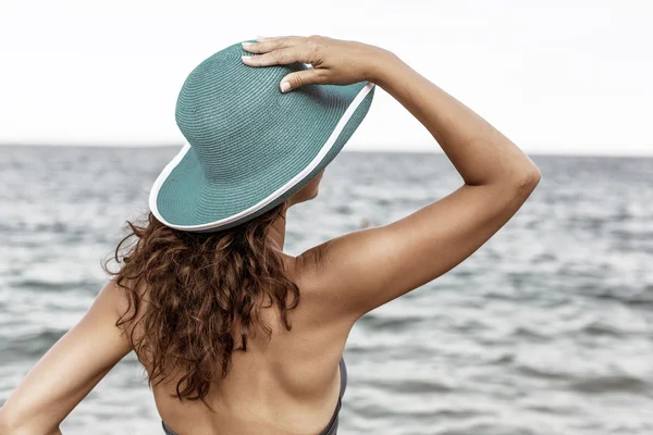 Frau genießt warmen Sommertag am Meer. — Stockfoto