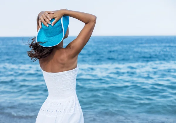 Mujer relajándose en la playa . — Foto de Stock