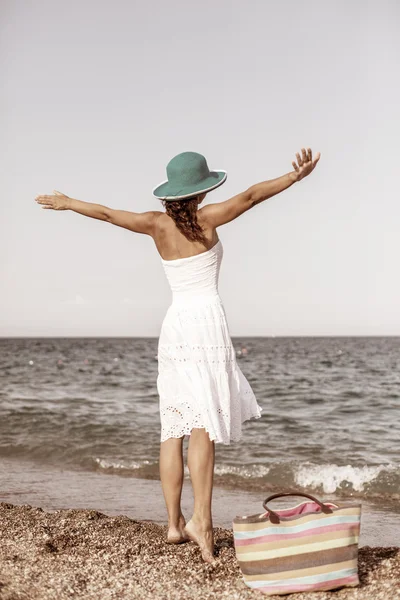 Mujer relajándose en la playa . — Foto de Stock