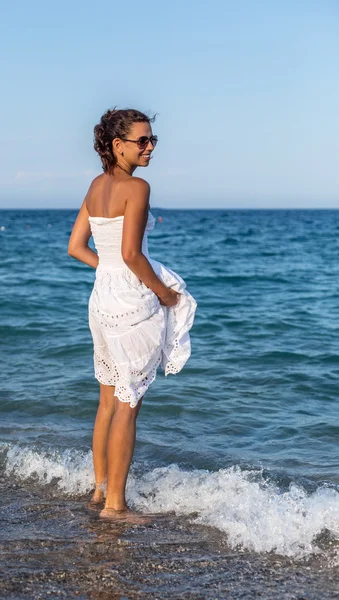 Frau entspannt sich am Meer. — Stockfoto