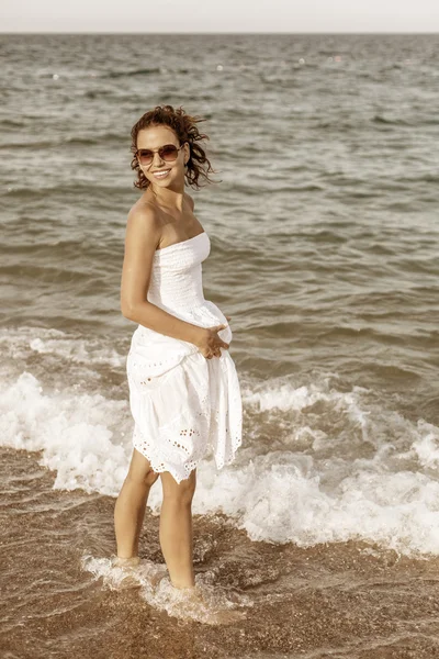 Frau entspannt sich am Meer. — Stockfoto