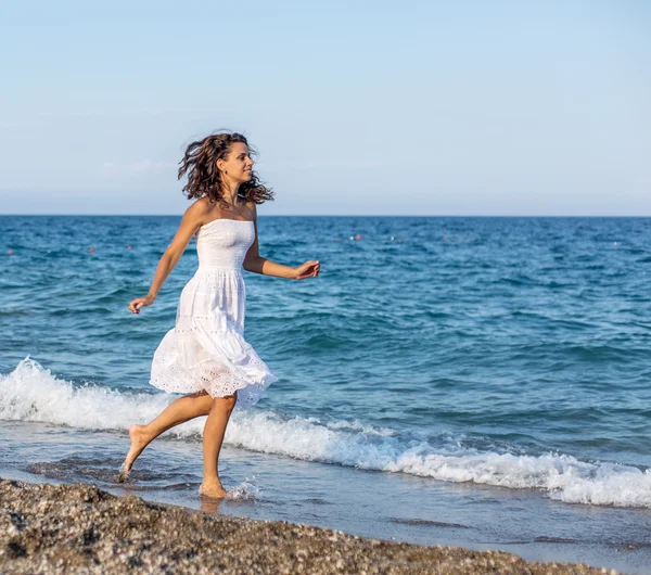 Mujer corriendo por la playa . — Foto de Stock