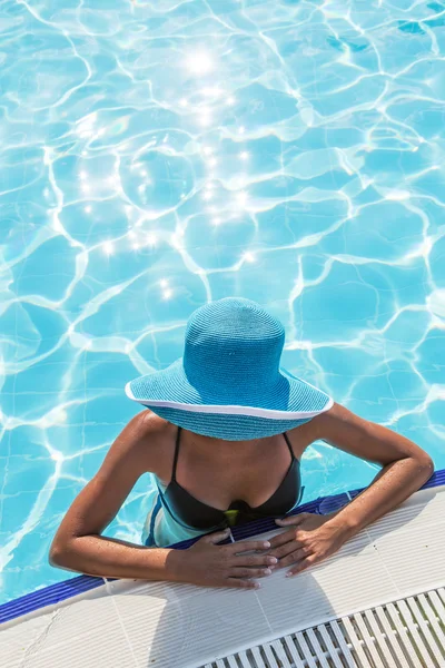 Femme en chapeau de soleil dans la piscine. Vue du dessus . — Photo