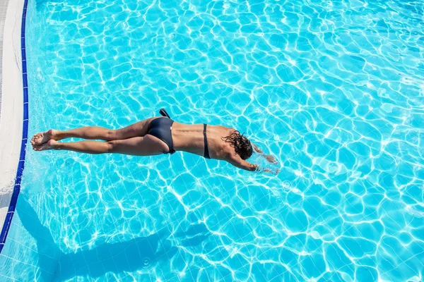 Mujer saltando a la piscina . — Foto de Stock