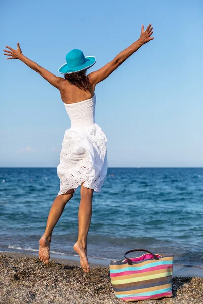 Frau springt ans Meer. — Stockfoto