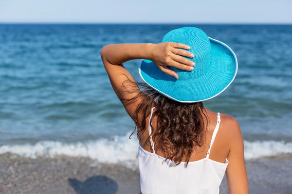 Frau entspannt sich am Meer. — Stockfoto