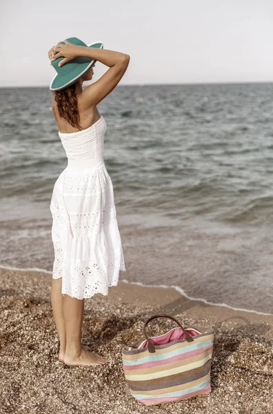 女人在海边放松. — 图库照片