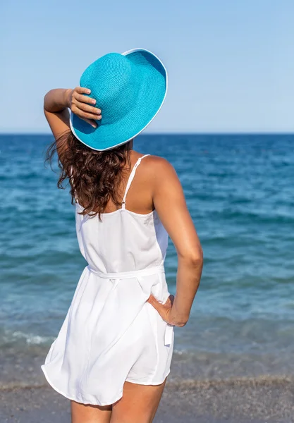 Mujer relajándose en la playa . — Foto de Stock