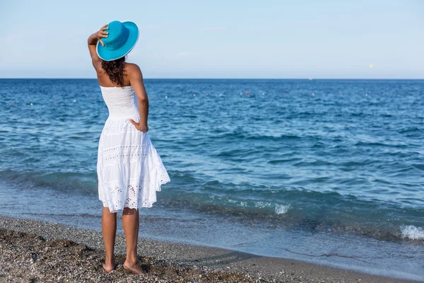 Mujer relajándose en la playa . — Foto de Stock