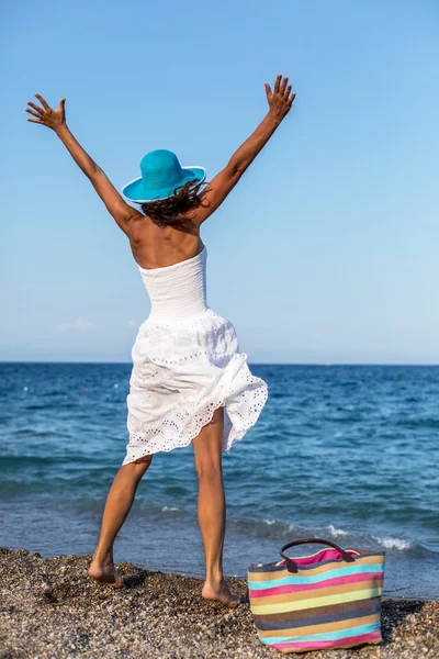 Mulher à beira-mar . — Fotografia de Stock