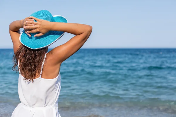 Mujer relajándose en la playa . — Foto de Stock