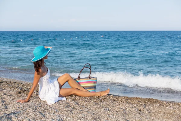 여자는 해변에서 휴식. — 스톡 사진