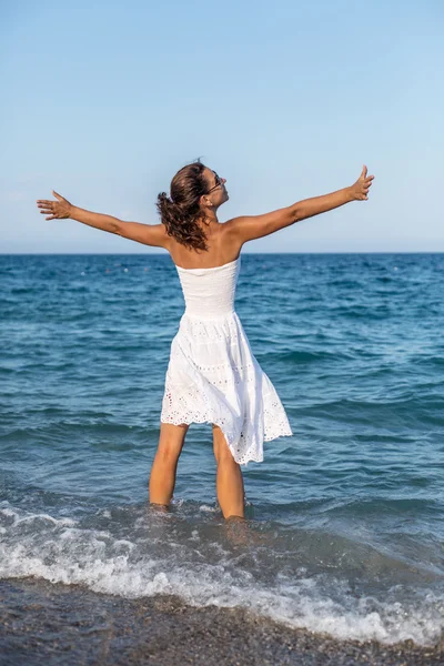 Mulher feliz fica na água do mar . — Fotografia de Stock