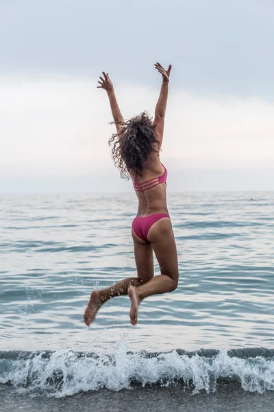 Mulher feliz na praia do mar . — Fotografia de Stock