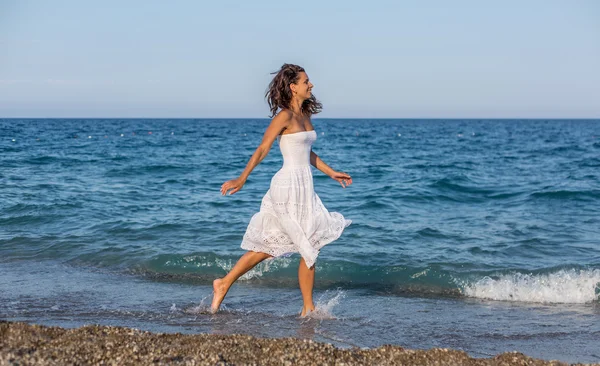 Mujer corriendo por la playa . — Foto de Stock