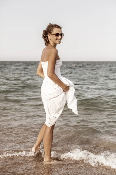 Frau entspannt sich am Meer. — Stockfoto