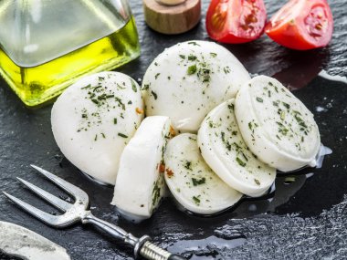 Mozzarella ve domates. Koyu gri arka plan.
