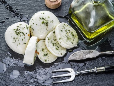 Mozzarella. Koyu gri arka plan.