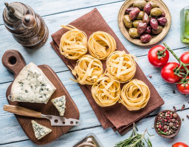 Domates, spagetti makarna ve baharatlar.