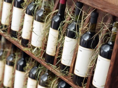 Ahşap raf şarap şişeleri.