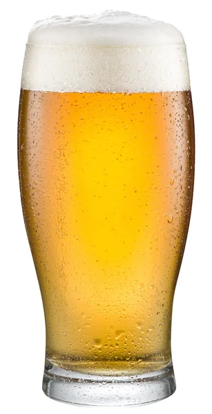 Szklankę zimnego piwa na białym tle. — Zdjęcie stockowe