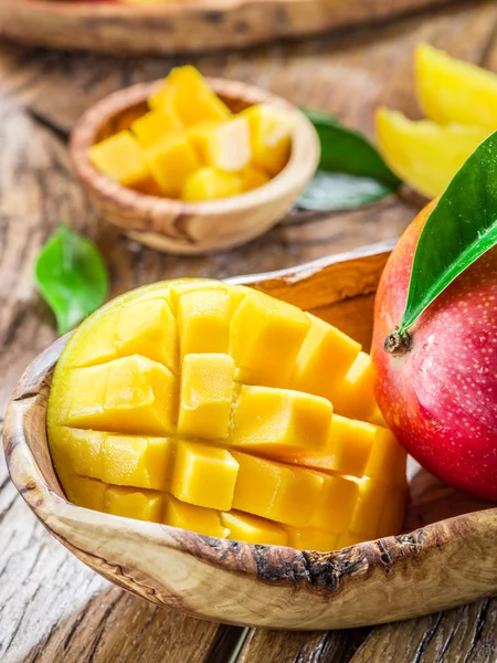 Mangofrüchte und Mangowürfel auf dem Holztisch. — Stockfoto