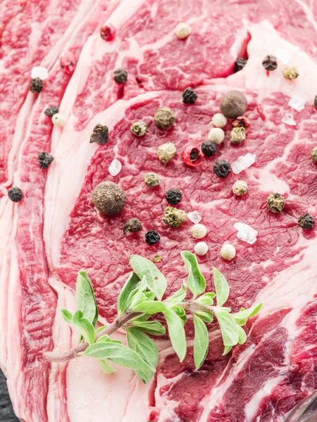 Bife de costela com especiarias . — Fotografia de Stock