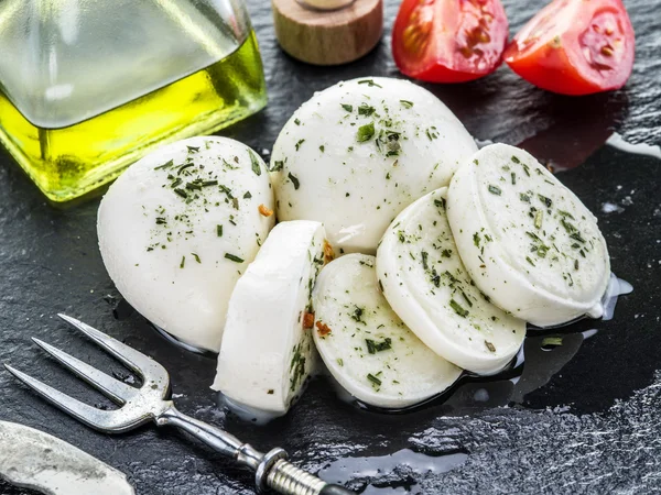 Mozzarella i pomidory. Ciemny szary tło. — Zdjęcie stockowe