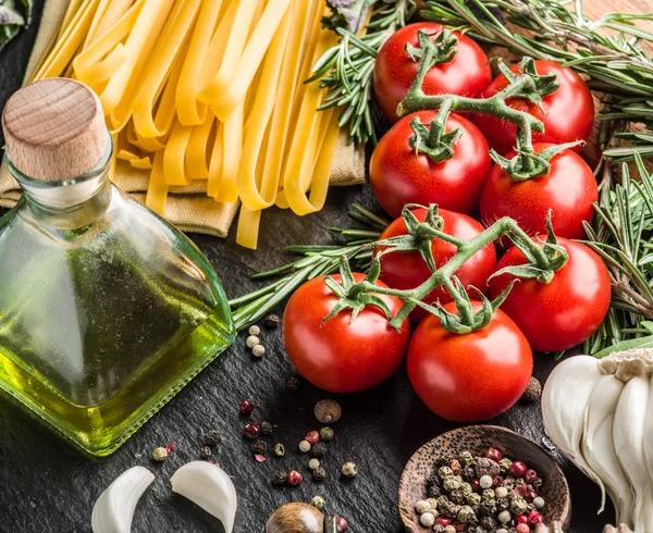 Tomates, massas de esparguete e especiarias . — Fotografia de Stock