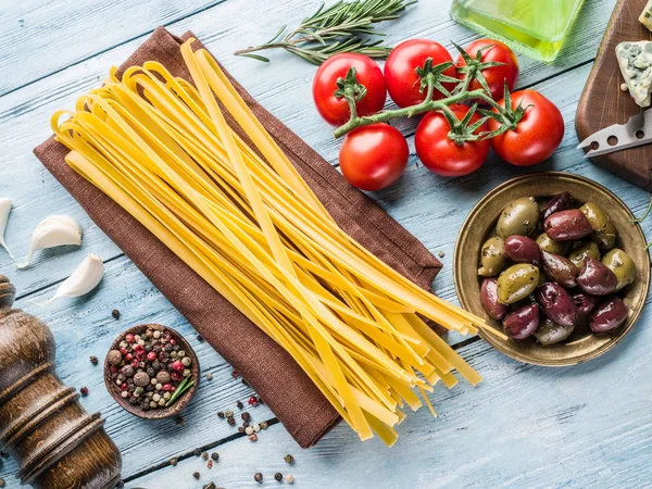 Tomates, pasta de espagueti y especias . — Foto de Stock