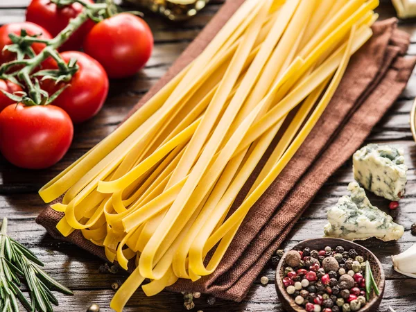 Tomates, pasta de espagueti y especias . —  Fotos de Stock