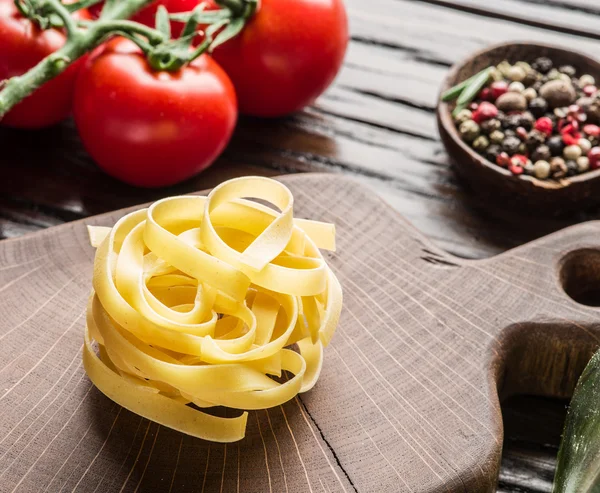 Ingredientes de pasta: pasta (espaguetis), tomates y pimienta . — Foto de Stock