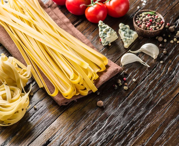 Rajčata, těstoviny špagety a koření. — Stock fotografie