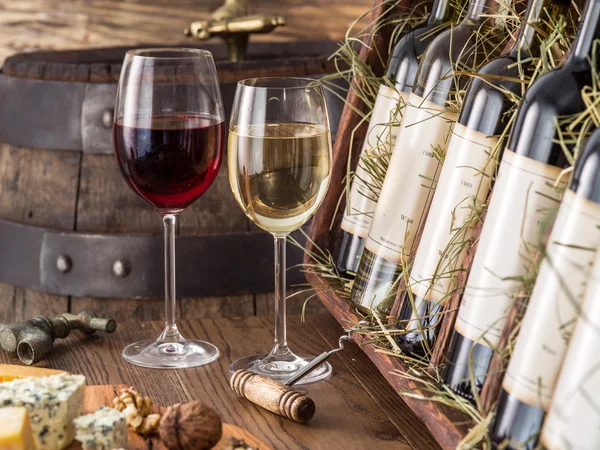Glasflaskor för vin på en trähylla. — Stockfoto