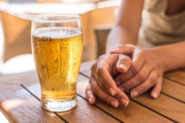 Ahşap masa üzerinde light bira bardak.
