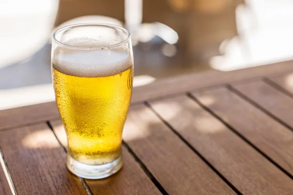Glas light bier op de houten tafel. — Stockfoto