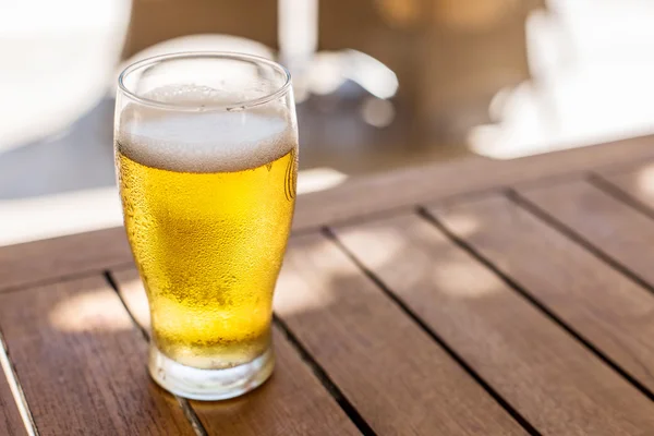 Bicchiere di birra leggera sul tavolo di legno . — Foto Stock