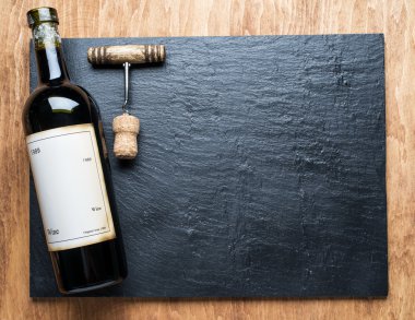 Şarap şişesi ve tirbuşon grafit yönetim kurulu.