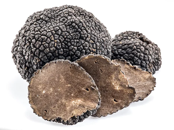 Zwarte truffels geïsoleerd op een witte achtergrond. — Stockfoto