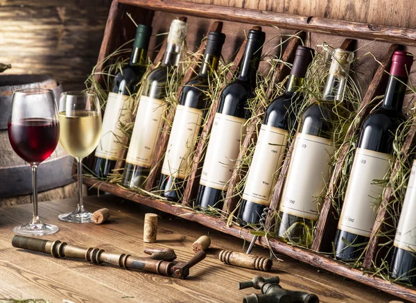 Wijn flessen op de houten plank. — Stockfoto