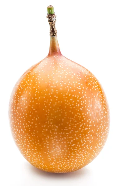 Granadilla frukt på den vita bakgrunden. — Stockfoto