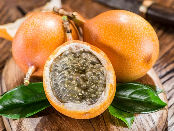 Buah granadilla di atas meja kayu . — Stok Foto